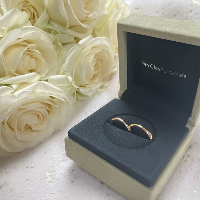 【ヴァン クリーフ＆アーペル(Van Cleef & Arpels)の口コミ】 ずっと使うものなのでシンプルなリングで
ブランドネームのしっかりあるも…