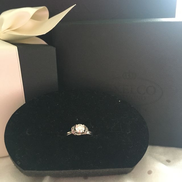 【エクセルコダイヤモンド(EXELCO DIAMOND)の口コミ】 選んだダイヤモンドは0.53カラット
HカラーVS2の輝きが強く高品質で、キラ…