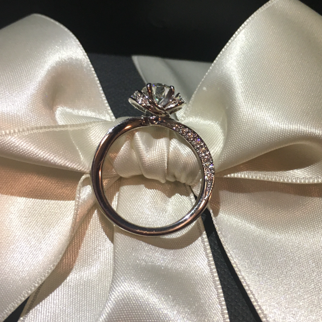 【エクセルコダイヤモンド(EXELCO DIAMOND)の口コミ】 選んだダイヤモンドは0.53カラット
HカラーVS2の輝きが強く高品質で、キラ…