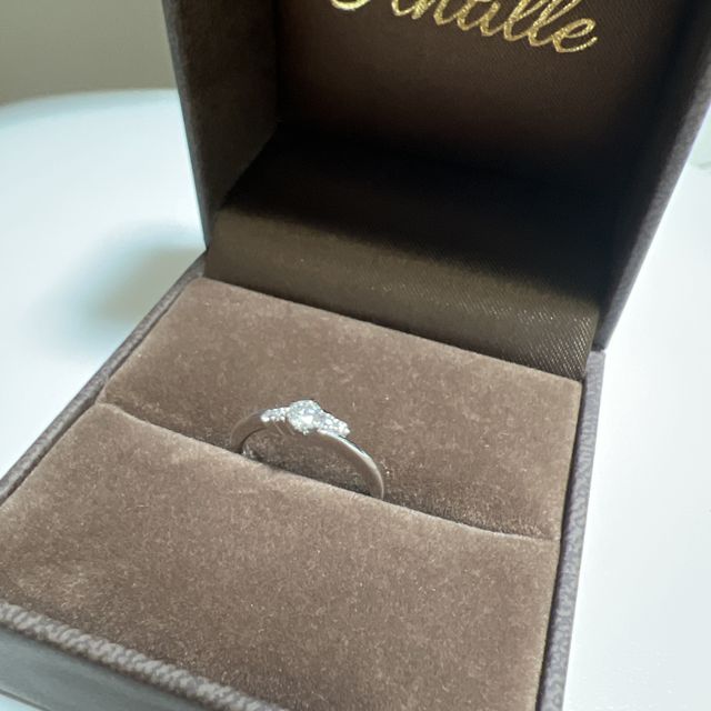 【Antille(アンティール)の口コミ】 わりとシンプルなデザインですが、角度が変わるとキラキラしていて可愛い…