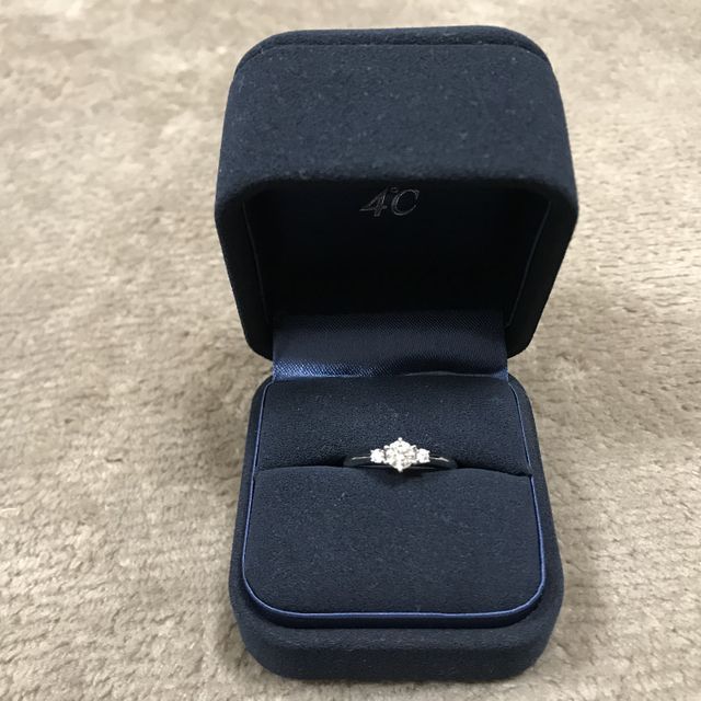 【4℃ BRIDAL(ヨンドシーブライダル)の口コミ】 指輪のデザインが彼女好みの王道なもので、かつ装着時に破損しないよう適…