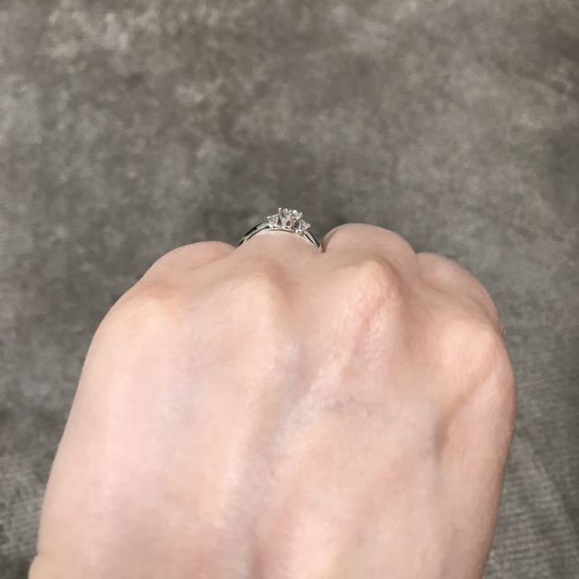 【4℃ BRIDAL(ヨンドシーブライダル)の口コミ】 指輪のデザインが彼女好みの王道なもので、かつ装着時に破損しないよう適…
