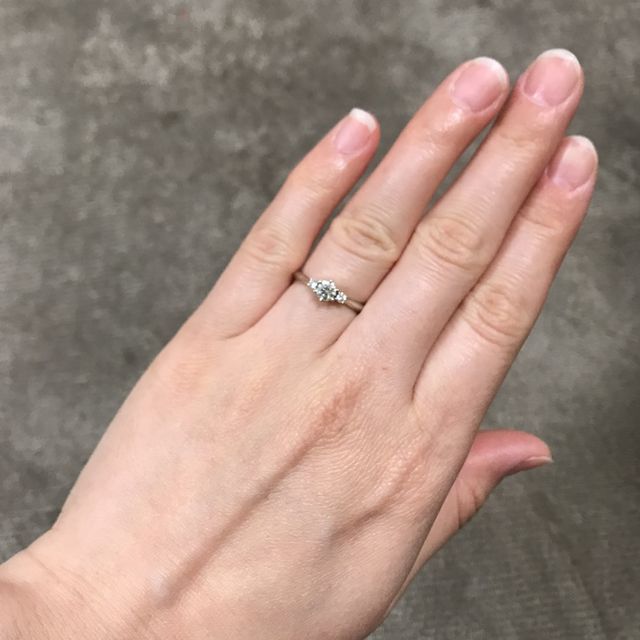 【4℃ BRIDAL(ヨンドシーブライダル)の口コミ】 指輪のデザインが彼女好みの王道なもので、かつ装着時に破損しないよう適…