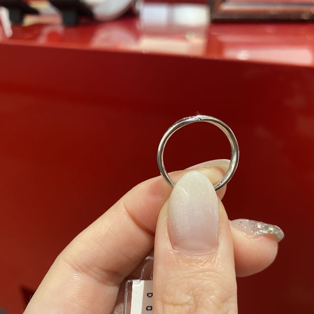 【AFFLUX(アフラックス)の口コミ】 指輪のデザインは本当にたくさんあり、とても悩みました。また、色がだい…