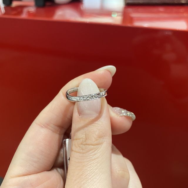 【AFFLUX(アフラックス)の口コミ】 指輪のデザインは本当にたくさんあり、とても悩みました。また、色がだい…
