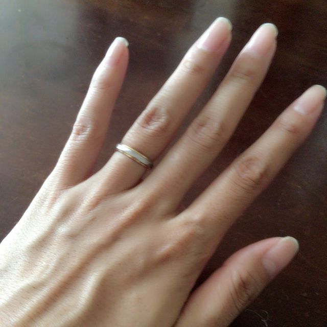 【SUEHIRO(スエヒロ)の口コミ】 婚約指輪がピンクゴールドで可愛らしいデザインなので、まずそれと合わせ…