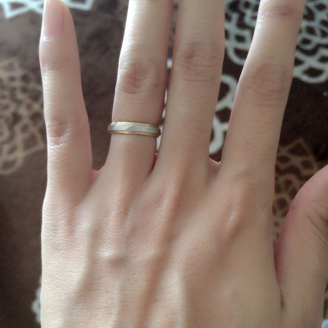 【SUEHIRO(スエヒロ)の口コミ】 婚約指輪がピンクゴールドで可愛らしいデザインなので、まずそれと合わせ…