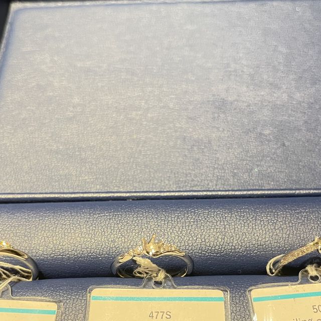 【銀座ダイヤモンドシライシの口コミ】 真ん中に石が一石あるデザインも良いと思いましたが、真ん中に石があり、…