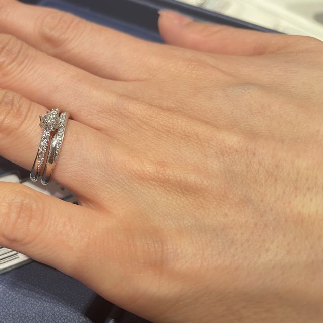 【銀座ダイヤモンドシライシの口コミ】 セットリングであり、重ね付けした際のラインが綺麗に出るところと、指輪…