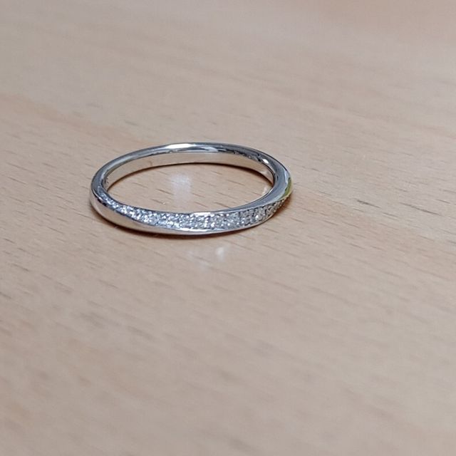 【銀座ダイヤモンドシライシの口コミ】 指輪のデザイン(ダイヤモンドが指輪に巻き付くようにちりばめられていて、…