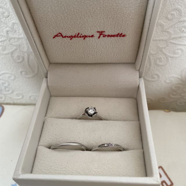 【アンジェリックフォセッテ(Angelique Fossette)の口コミ】 婚約指輪は、真ん中に大きな花のような感じでとても目を引くデザインにな…