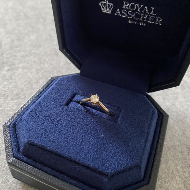 【ROYAL ASSCHER(ロイヤル・アッシャー)の口コミ】 ダイヤがぽこっと飛び出ているデザインよりも、全体的になじんで収まって…