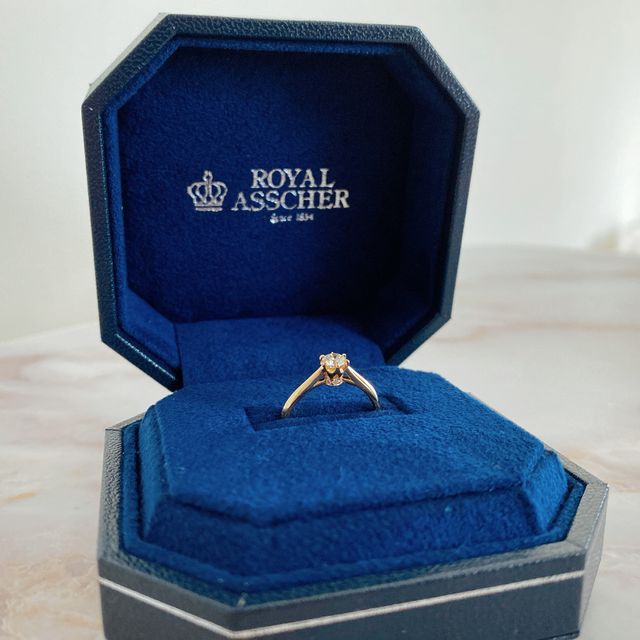 【ROYAL ASSCHER(ロイヤル・アッシャー)の口コミ】 ダイヤがぽこっと飛び出ているデザインよりも、全体的になじんで収まって…