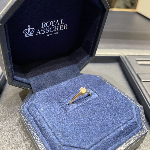 【ROYAL ASSCHER(ロイヤル・アッシャー)の口コミ】 ダイヤがぽこっと飛び出ているデザインよりも、全体的になじんで収まって…