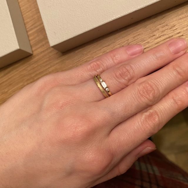 【mina.jewelry(ミナジュエリー)の口コミ】 バゲットカットのリングが珍しくパッと目を引きました！立て爪のベーシッ…