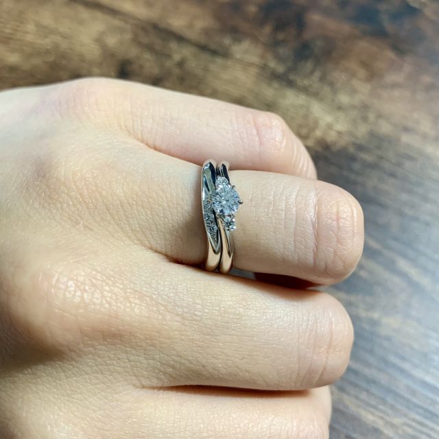 【銀座ダイヤモンドシライシの口コミ】 ウェーブのデザインが好みで、婚約指輪と結婚指輪が重ね付けできるものを…