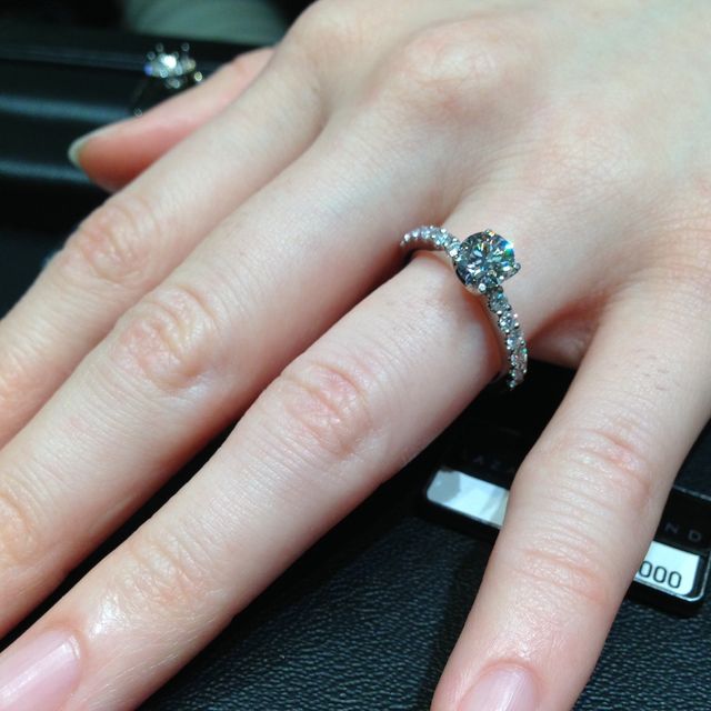 【ラザール ダイヤモンド(LAZARE DIAMOND)の口コミ】 ダイヤモンドの輝きがとにかくすごいです！
七色にものすごく光るので、ダ…