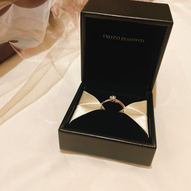 【エクセルコダイヤモンド(EXELCO DIAMOND)の口コミ】 メインのダイヤモンドと、リングにも少しダイヤを使った可愛いデザインの…