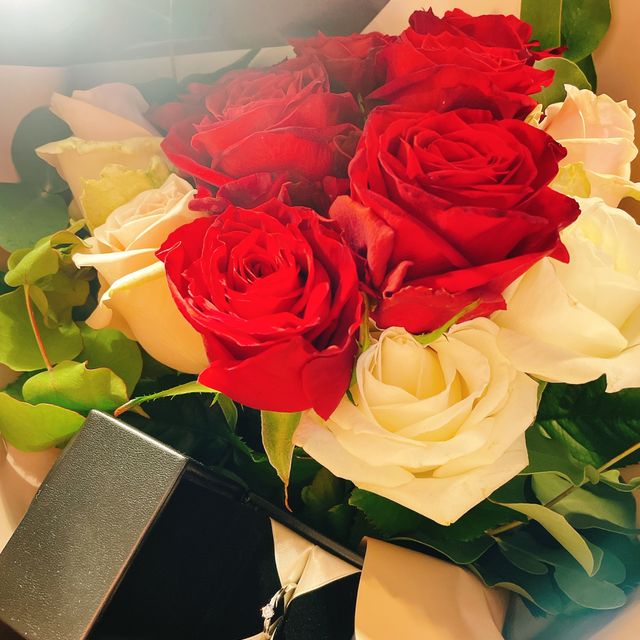 【エクセルコダイヤモンド(EXELCO DIAMOND)の口コミ】 メインのダイヤモンドと、リングにも少しダイヤを使った可愛いデザインの…