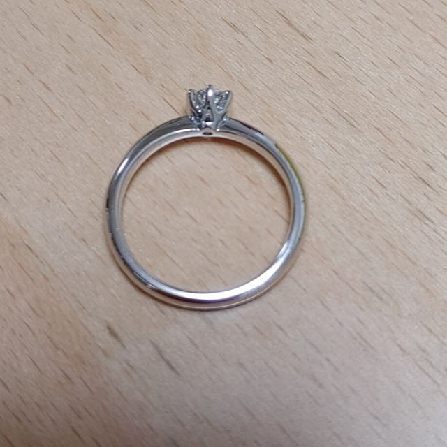 【銀座ダイヤモンドシライシの口コミ】 デザインについては、一粒ダイヤの｢ザ・婚約指輪｣というデザインに憧れが…