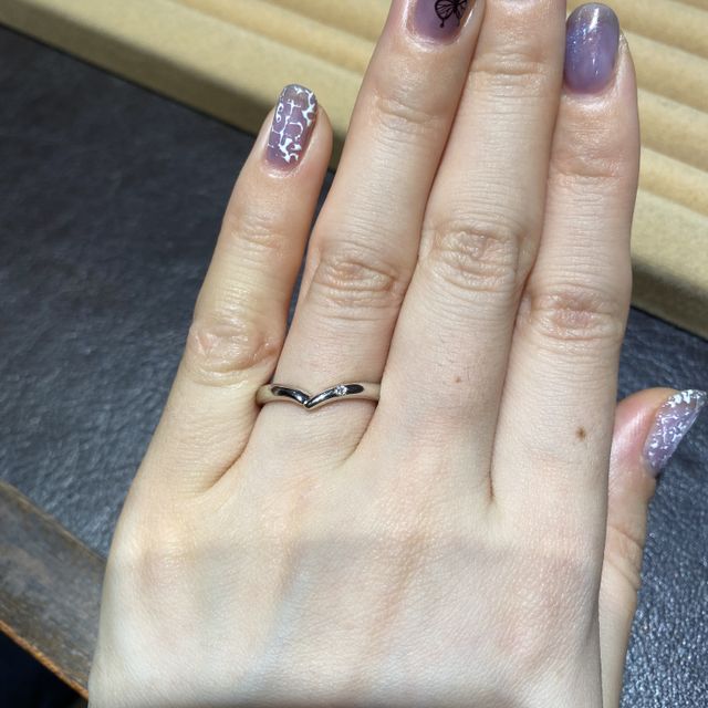 【TRECENTI(トレセンテ)の口コミ】 デザインが婚約指輪にぴったりだったためです。
V字のデザインはよくある…