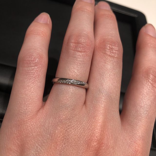 【ラザール ダイヤモンド(LAZARE DIAMOND)の口コミ】 右上がり斜めにダイヤが入っているデザインで探しており、好みどんぴしゃ…