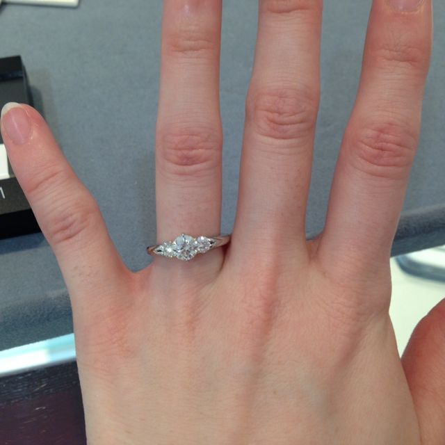 【モニッケンダム(MONNICKENDAM)の口コミ】 ダイヤの輝きがものすごく綺麗です！白く輝きます。
白い輝きといっても、…