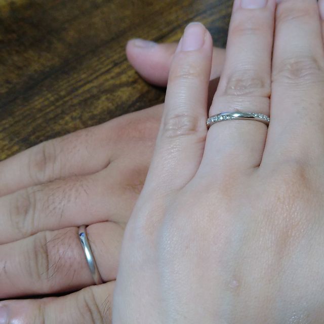 【Only You(オンリーユー)の口コミ】 細やかな輝きが綺麗で、二重のラインのように輝きが入っているので横から…