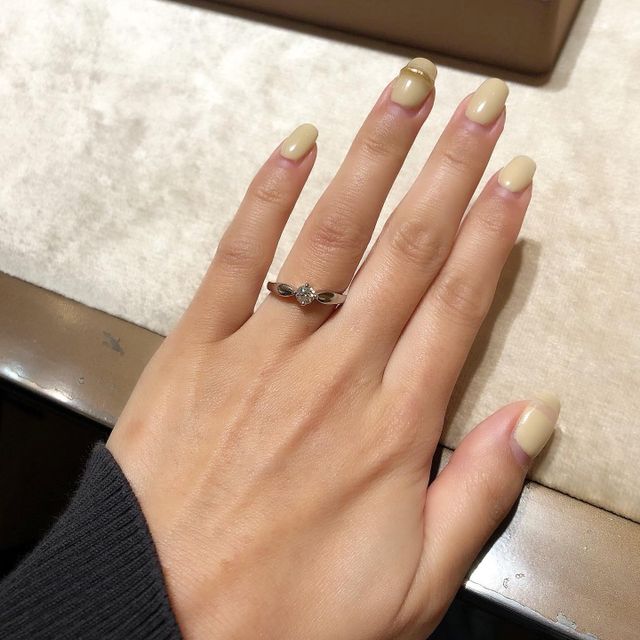 【ブルガリ(BVLGARI)の口コミ】 シンプルですが、中央のダイヤが際立つように見える洗練されたデザインで…