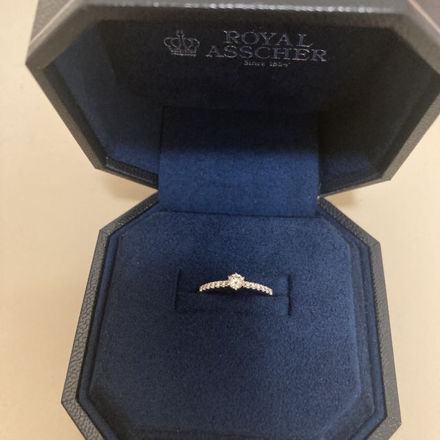 【ROYAL ASSCHER(ロイヤル・アッシャー)の口コミ】 メレダイヤがあり、可愛らしい印象の指輪です。このブランドは、ダイヤモ…