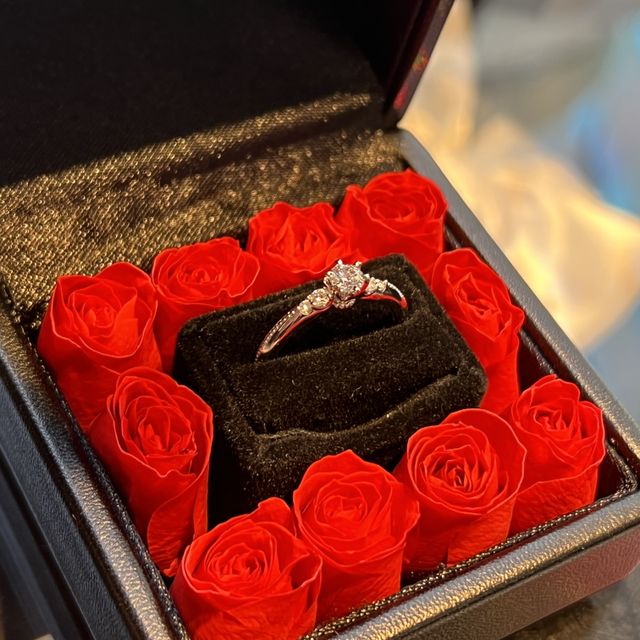 【エクセルコダイヤモンド(EXELCO DIAMOND)の口コミ】 婚約指輪はデザインが王冠でとても可愛く、サイドのダイヤも華やかです。…