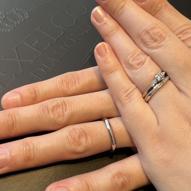 【エクセルコダイヤモンド(EXELCO DIAMOND)の口コミ】 婚約指輪はデザインが王冠でとても可愛く、サイドのダイヤも華やかです。…