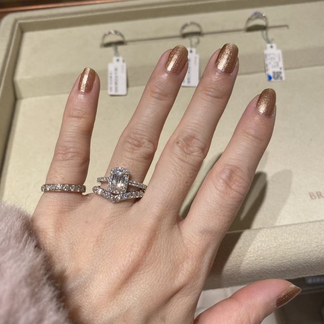 【和光ブライダルブティックギンザの口コミ】 ゴージャスなタイプのものをと依頼したところこちらをおすすめいただきま…