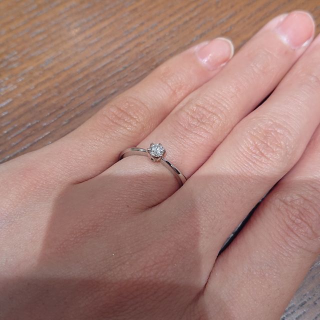 【TRECENTI(トレセンテ)の口コミ】 中央が細くなっているデザインのため、ダイヤモンドが大きく見えるところ…