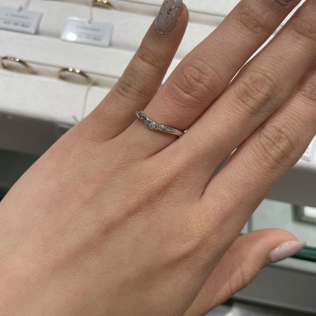 【アイプリモ(I-PRIMO)の口コミ】 デザインは緩やかなウェーブになっており、指が長く見えるデザインです。…