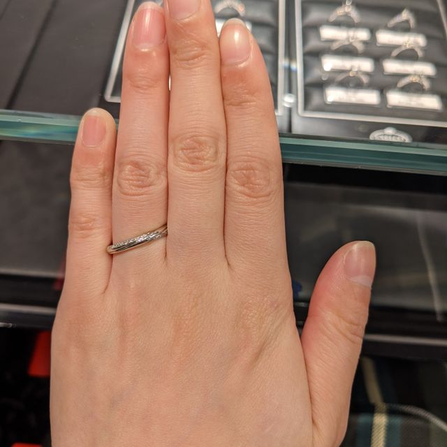 【銀座ダイヤモンドシライシの口コミ】 ウェーブタイプのデザイン。肌見離さずつけていたかったので、変色しづら…