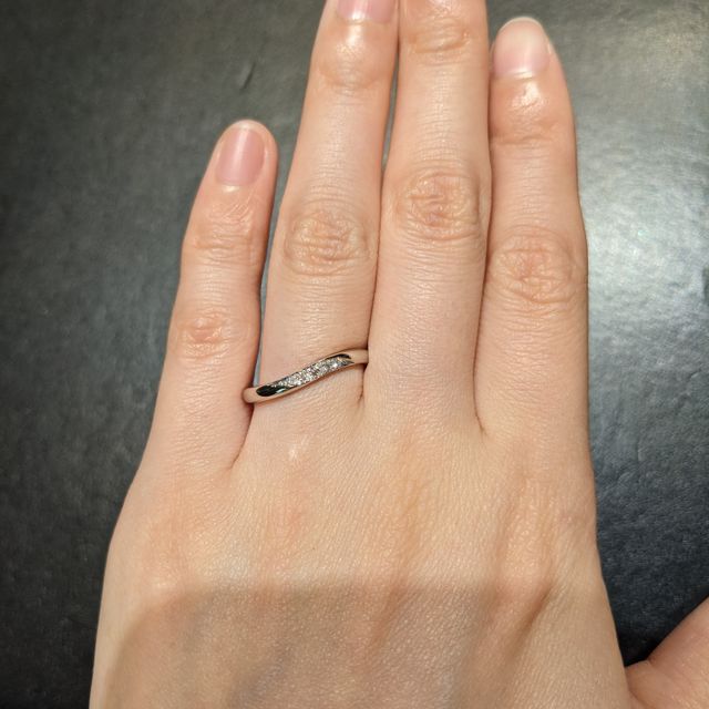 【ラザール ダイヤモンド(LAZARE DIAMOND)の口コミ】 ウェーブタイプのデザイン。ダイヤモンドの煌めきがすごく綺麗でした。自…