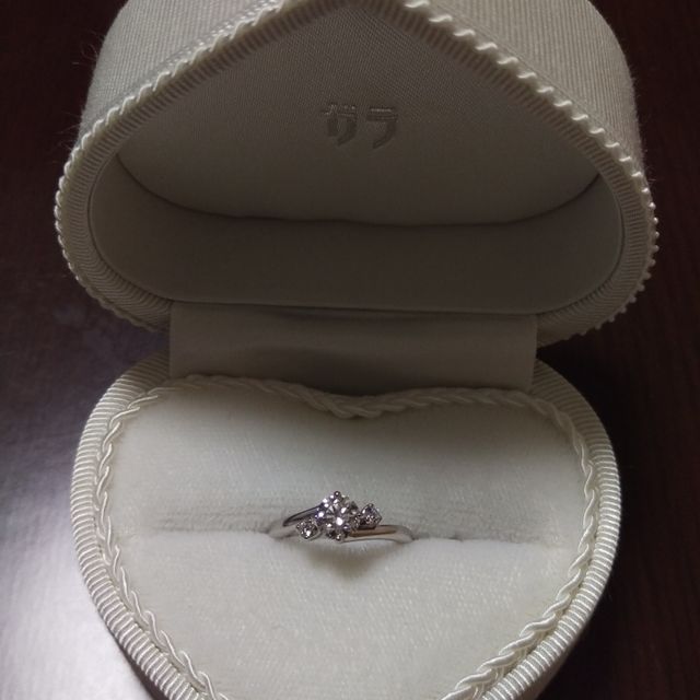 【GALA JEWELRY(ガラジュエリー)の口コミ】 何店舗か見て試着させてもらいましたが、S字のカーブが指を細く、きれいに…