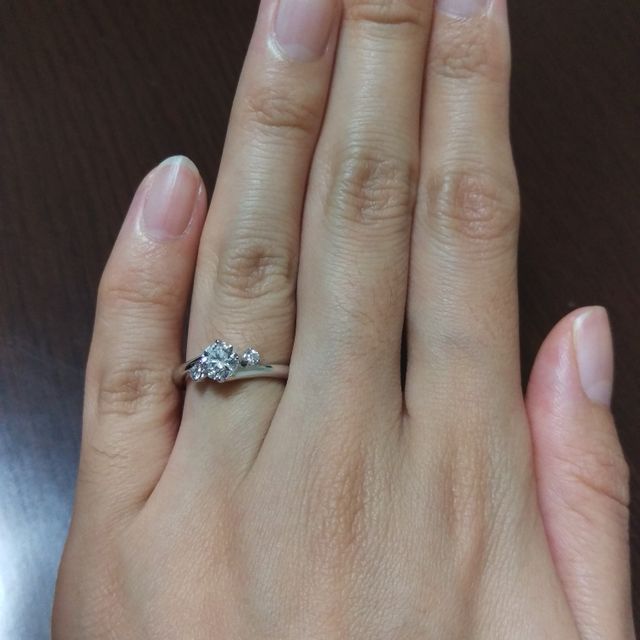 【GALA JEWELRY(ガラジュエリー)の口コミ】 何店舗か見て試着させてもらいましたが、S字のカーブが指を細く、きれいに…