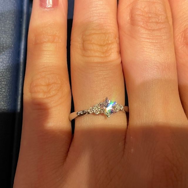 【銀座ダイヤモンドシライシの口コミ】 センターダイヤの横にメレが上品についており、可愛く華やかな印象でした…