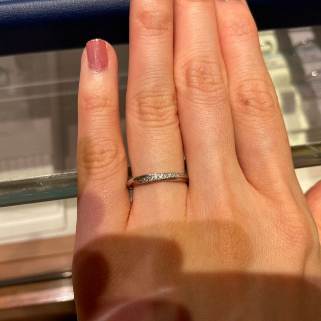 【銀座ダイヤモンドシライシの口コミ】 普段つける結婚指輪でもダイヤモンドが入っているほうが、きれいで指をみ…