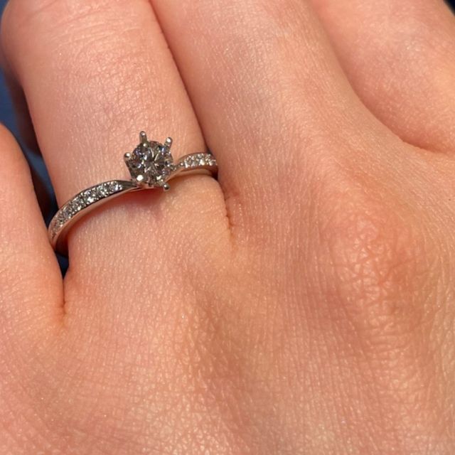 【アイプリモ(I-PRIMO)の口コミ】 お話の中で大きな一粒ダイヤモンド以外のメレなどの小さなダイヤモンドに…