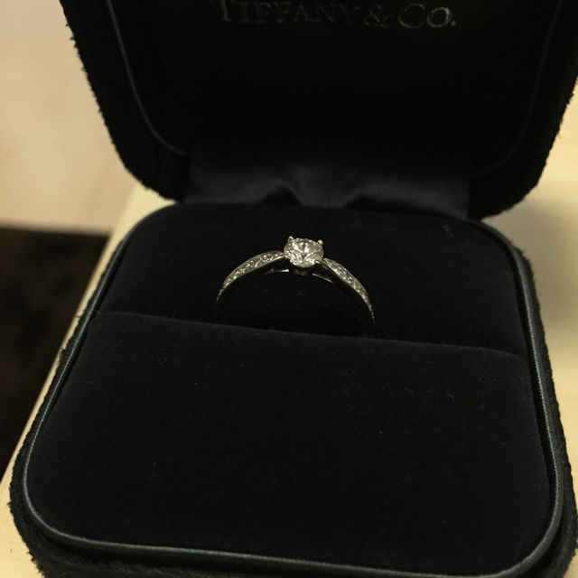 【ティファニー(Tiffany & Co.)の口コミ】 普段指輪を付けないので、シンプルなものにしようと思っていました。色ん…