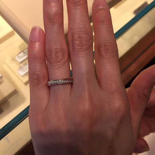 【ギンザタナカブライダル(GINZA TANAKA BRIDAL)の口コミ】 太めで存在感があり、ダイヤがとてもキラキラしていて素敵な指輪でした。
…