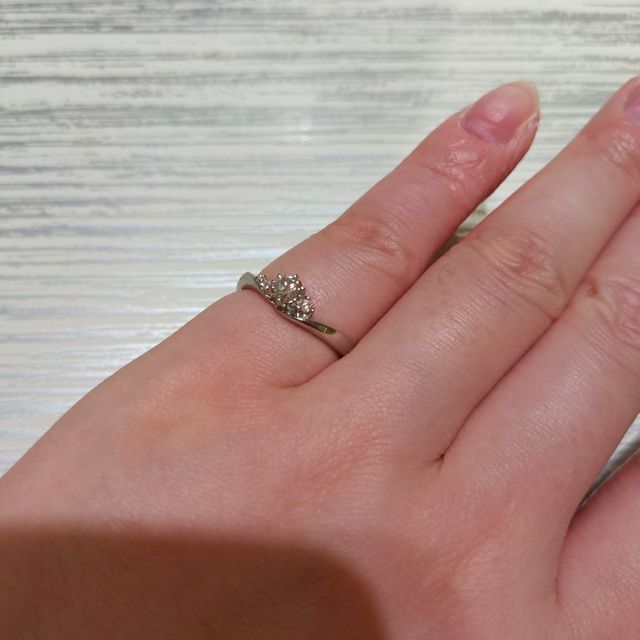 【TRECENTI(トレセンテ)の口コミ】 デザインが豊富でとても迷いましたが、角度や石の並びなどちょっとずつ違…