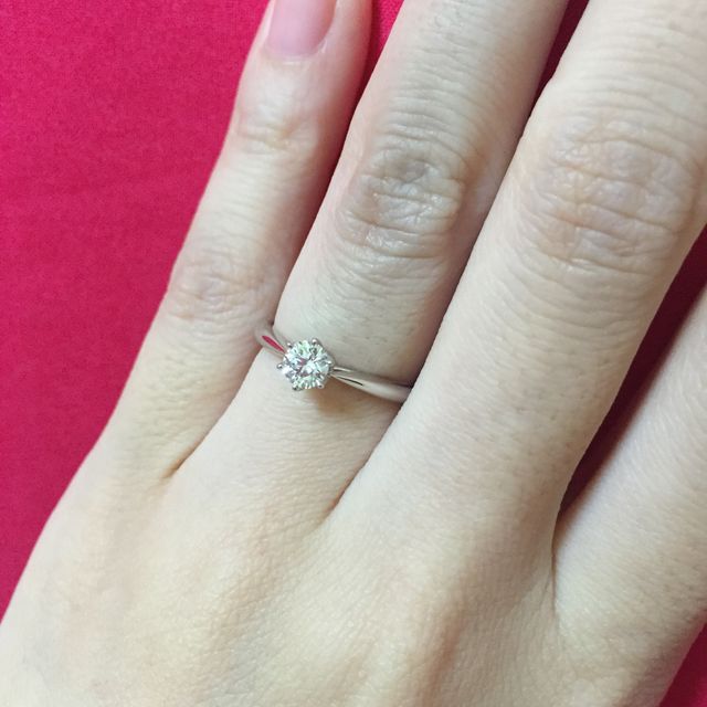 【銀座ダイヤモンドシライシの口コミ】 細いデザインの婚約指輪を探していました。何気なく見に行ったのですが、…