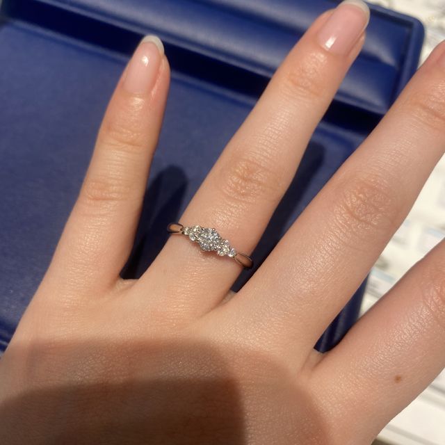 【銀座ダイヤモンドシライシの口コミ】 ダイヤモンドがセンターと両サイドに3石付いているので、華やかでありなが…