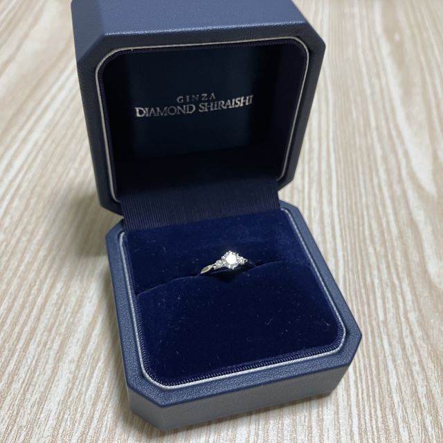 【銀座ダイヤモンドシライシの口コミ】 ブーケをモチーフにしている婚約指輪とのことで、コンセプトがとても素敵…