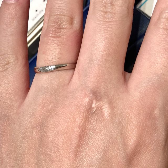 【銀座ダイヤモンドシライシの口コミ】 プラチナで、シンプルなデザインなので、日常付けやすいと思います。飽き…