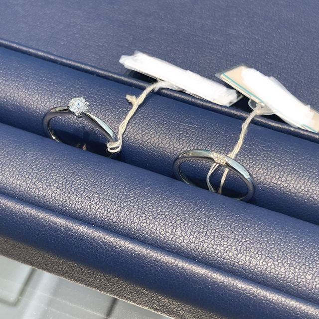 【銀座ダイヤモンドシライシの口コミ】 このセットリングはザ・王道って感じの婚約指輪とダイヤの部分の面積が割…